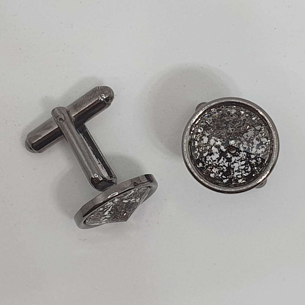 Round cufflinks in rhodium-plated silver.