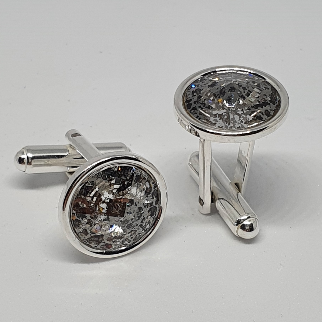 Запонки круглой формы из серебра с кристаллами Сваровски.