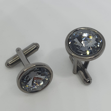 Load image into Gallery viewer, Round cufflinks in rhodium-plated silver.
