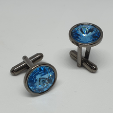Load image into Gallery viewer, Round cufflinks in rhodium-plated silver.
